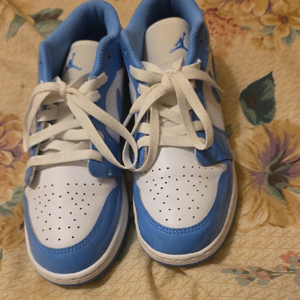 Jordan Kids Low-Top Sneakers in White and Light Blue